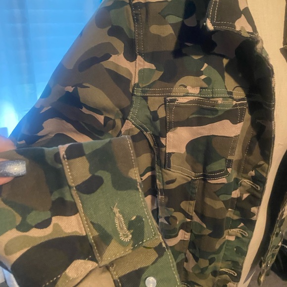 Camo Jean jacket. Sz large. Lots of details. - Picture 2 of 9
